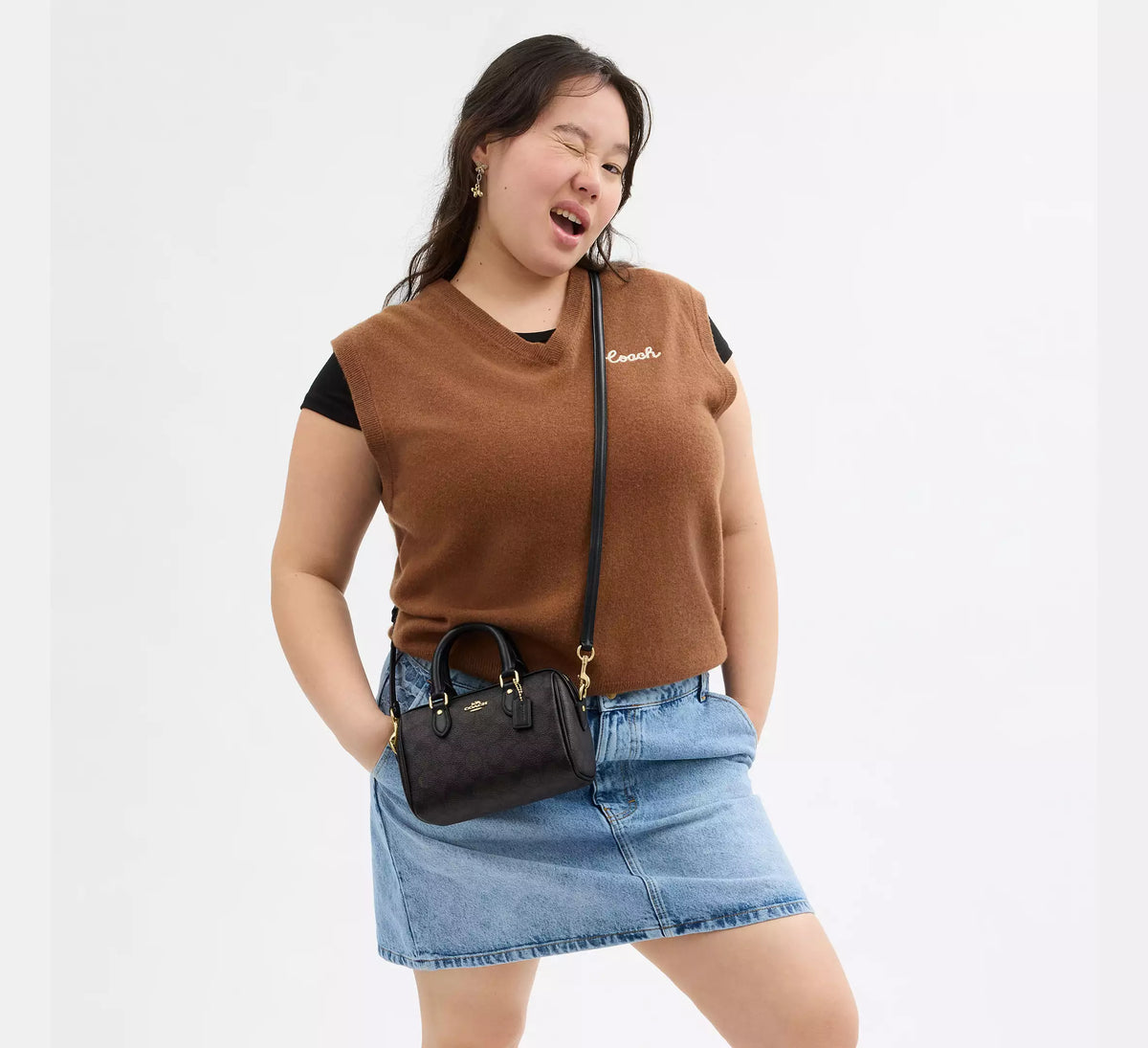 Torebka Coach Mini Rowan Crossbody Bag in Signature Canvas – Brown / Black (Brązowa / Monogram)